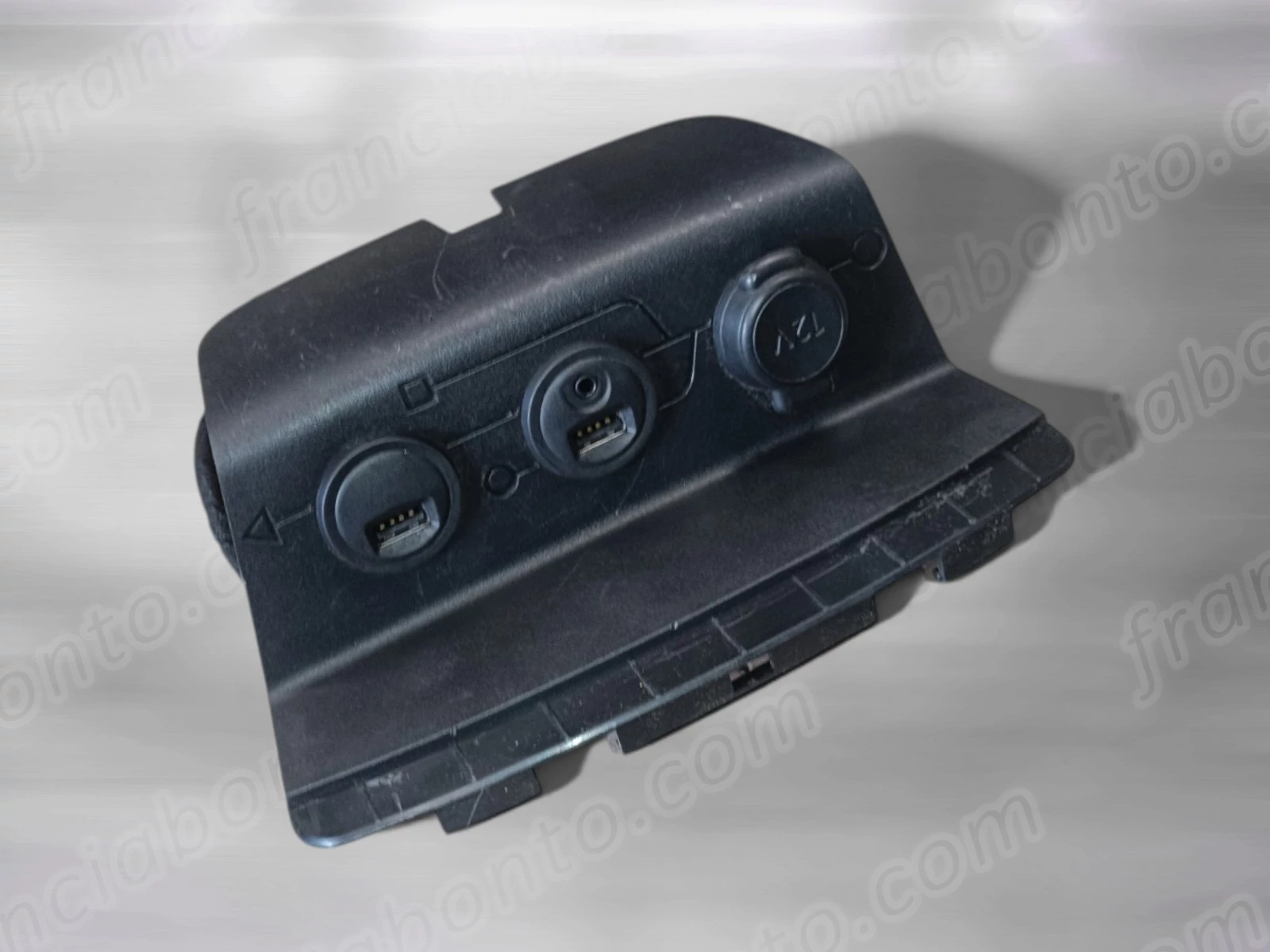 Peugeot 208 I / 2008 I faurecia USB és szivargyújtó konzol
